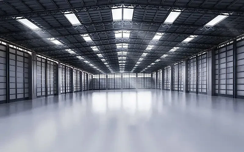 Nave industrial con piso epóxico de acabado espejo