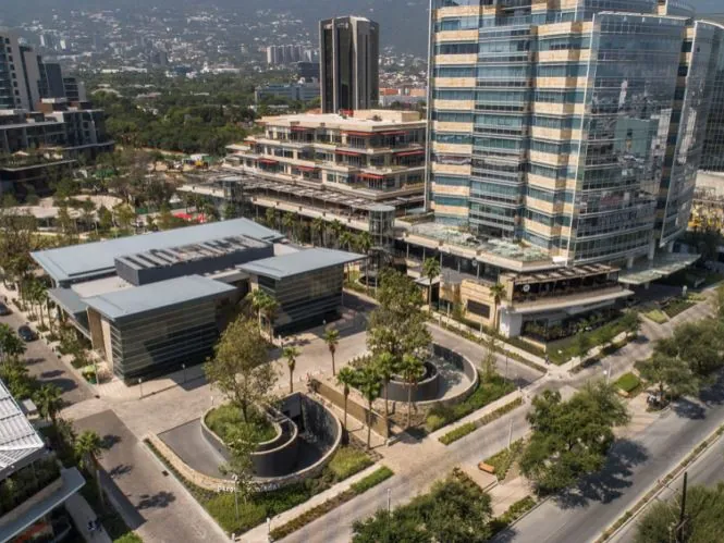 Vista aérea de Arboleda Comercial, en el área metropolitana de Monterrey