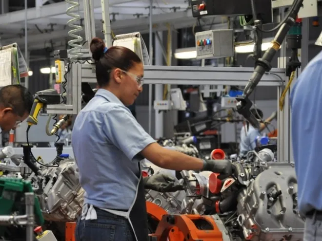 Línea de motores dentro de la planta Ford en Chihuahua